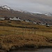 Das Dorf Streymnes legt schön gelegen am südlichen Ausgang vom Saksunardalur. <br /><br />Im Hintergrund sind die Gipfel Reyðafelstindur (rechts; 764m) und Halgafelstindur (links; 757m).