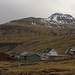 Beim Ortsrand von Hvalvík erreichte ich weider die Zivilation. Darüber thront der Bollin (616m), einem Vorgipfel des 747m hohen Sneis.