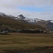 Kaum war ich wieder bei der Bushaltestelle in Hvalvík wurde das wetter schön und die Sonne zeigte sich. Nun konnte ich den Ørvisfelli (Bildmitte; 783m) nochmals in seiner ganzen Grösse sehen. Links ist zudem der Múlin (663m), rechts in der Ferne stehen der namenlose P.675m und der Borgin (642m).