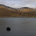 Blick vom Ufer bei Kvalvík über den Meerkanal Sundini zur Insel Eysturoy mit dem Dorf Oyri. Rechts hinten ist der verschneite Berg Halgafelstindur (links; 757m) zu sehen. Links steht der Nøvan (619m), ein Vorgipdel des Knúkur (699m) der dahinter versteckt ist.