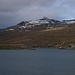 Bei schönem Wetter fuhr ich nach der Tour von Hvalvík zurück nach Tórshavn. Debei konnte ich unterwegs einige schöne Fotos der eindrücklichen Landschaft machen.

Kurz nach der Abfahrt richtete sich mein Blick auf dem Svartbakstindur (801m). Im Vordergrund ist der Ort Oyrarbakki mit der Brücke zwischen der engsten Stelle des Meerekanals Sundini zu sehen. Die Brücke verbindet die Inseln Eysuroy und Streymoy.