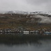Ausflug nach Klaksvík:<br /><br />Foto aus dem Bus auf den Skálafjørður mit dem namensgebenden Ort Skála, von dem man auch auf die Schreibweise "Skáli" antrifft. In der Nacht hatte es nis etwa 350m herunter geschneit und die Berge sind weiss. Sehr schön seht man es auf dem Foto vom Kambur (611m) dessen Gipfel leider in den dichten Wolken steckt.