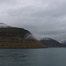 Ausflug nach Klaksvík:<br /><br />Die eindrücklichste Landschaft der Färöer sind im Nordosten des dänischen Archipfels zu finden. Hier fuhr ich mit dem auf der Ostseite von Eysturoy dem Leirvíksfjørður entlang. Links ist die Südspitze der langezogenen Insel Kalsoy, rechts im Hintergrund sind die Inseln Kunoy und Borðoy zu sehen.