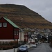 Ausflug nach Klaksvík:<br /><br />Unterwegs im südlichen Ortsteil von Klaksvík. Dahinter ist der Klakkur (413m) von dem die Stadt ihren Namen bekam.