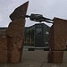 Ausflug nach Klaksvík:<br /><br />In Klaksvík steht das lustige Denkmal am zentralen Platz Vágstún.
