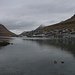 Ausflug nach Klaksvík:<br /><br />Der östliche Teil von Klaksvík auf dem Bild liegt, wie auch er westliche und zentrale Teil, an einer natürlichen Bucht auf der Insel Borðoy. Der Berg links ist dagegen steht an der Südspitze der kleinen Insel Kunoy.