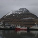 Ausflug nach Klaksvík:<br /><br />Der Hafen von Klaksvík. Dahinter steht ein 703m hoher Berg, welcher die Südspitze der kleinen Insel Kunoy markiert, mit dem seltsamen Namen "Suður á Nakki".