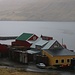 Ausflug nach Klaksvík:<br /><br />Während der Rückfahrt fuhr ich am Sundini Meereskanal an der alten Walfangstation Við Air vorbei. Sie wurde 1906 von Norwegern gegründet die sie 30 Jahre lang betrieben. Danach wurden von Färinger weiterhin Wale von Við Air bis 1984 gejagt. Heute ist der Weiler eine Forschungsstation für Farmfischzucht.