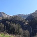 noch sehen wir unser erstes Ziel, die Höhle Steigelfadbalm, nicht - haben jedoch etwas Einblick in den Routenverlauf:
von rechts her über den Einschnitt über dem Wasserfall (mit kleiner Schweizerfahne) nach links hoch unter den markanten "Toblerone-Zacken", an welcher jeweils die grosse Schweizerflagge hing 