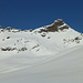 Ankunft auf der Alpe Gardiscio: der Aufstieg zum Passo Sovèltra führt von links über die Rampe zur Bildmitte, jener zum Penca E-Grat über die Flanke unter dem felsigen Gipfelaufbau nach rechts oben