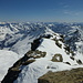 Aussicht vom Haupt- zum S-Gipfel: über dem Val Chironico die Gipfel des oberen Val Verzasca ([u tapio] kennt die [http://www.hikr.org/gallery/photo562753.html?post_id=39036#1 Namen])