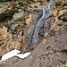 Hübsche Wasserfälle in Gräben, welche es zu queren gilt