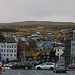 Nach dem Erlebnis der toalen Sonnenfinsternis ging zuerst ins Irish-Pub von Tórshavn. Im Hintergrund vom Fährhafen ist der Hügel Húsareyn (345m) zu sehen, den ich später besuchen wollte.