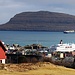 Aussicht vom westlichen Stadtrand von Tórshavn über den Fährhafen zur Insel Nólsoy mit dem Berg Eggjarklettur (372m). Die Meeresstrasse zwischen Tórshavn und der Insel heisst Nólsoyarfjørður.
