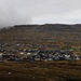 Dicke Wolken ziehen von Osten her über dem Kirkjubøreyn (351m) auf.