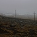 Für kurze Zeit wich der Nebel und ich konnte die Umrisse von Tórshavn unter dem Strässchen sehen.