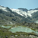Gletschersee, unten rechts Hängebrücke