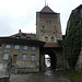 wir verlassen Fribourg - durch ein altes Stadttor (mit sich rechts fortsetzender Stadtmauer) ...