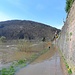 Es ist Hochwasser! Der Neckarsteig lässt sich nicht lumpen und führt durch den Neckar. So ist's recht!