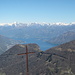 Gipfelkreuz und der zentrale Teil des Lago di Como
