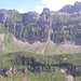 Die Borsthalden"wand", von der Agetenplatte aus gesehen, mit dem ungefähren Verlauf unserer Aufstiegsroute.