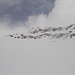 Una breve apertura ci permette di individuare il canale-passaggio al centro parete per accedere ai ripidi nevai superiori