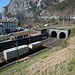 Der Güterzug verlässt den Tunnel, der den Gruonbach unterquert