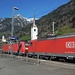 Wartender Güterzug vor der Kirche von Flüelen