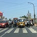 am Stoppsignal: in Indien kennt man (meistens) keine Spureinteilung; jeder verschafft sich einfach eine günstige Ausgangsposition, um bei grün sofort loszufahren ...