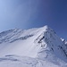 am Surettajoch, sie Skier stehen am Skidepot, unser Vorspurerin wühlt sich durch den Schnee