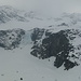 Erster Augenschein von der Alpe Croslina: über dem Eisfall die Penca N-Flanke mit felsdurchsetztem Mittelteil, Firncouloir zum E-Grat links und Firnfeldern rechts