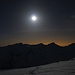 Auf etwa 2700m , unterhalb vom Passo di Rotondo, rastete ich ein zweites Mal. Das helle Monlicht beleuchtete die Landschaft, so dass eine Stirnlampe fast überflüssig war. <br /><br />Links vom Mond ist das Sternbild Steinbock (Capricornus) zu sehen, rechts vom Erdtrabeanten steht das Sternbild Schütze (Sagittarius).