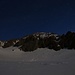 Langsam nähere ich mich dem Gipfelaufbau des Pizzo Rotondos (3192,0m). Das Gelände traf ich jungfreulich ohne Spuren an. Am letzten Abend schneite es einige Zentimeter und der Wind deckte alle Spuren zu.