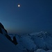 Als ich auf etwa 3000m am Beginn des Südwestwandcouloirs stand setzt lamgam die Morgendämmerung ein. Inzischen waren auch einige Zirren aufgezogen die dem Mond einen Lichthof verpassten.<br /><br />Im Hintergund ist der Basòdino (3272,4m).