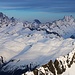 Gipfelaussicht vom Pizzo Rotondo (3192,0m) zum Finsteraarhorn (links; 4273,9m) und dem Doppelgipfel rechts mit Lauteraarhorn (4042m) und Schreckhorn (4078m). In der Mitte schaut der Eiger (3970m) hervor.