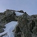 Pizzo Rotondo (3192,0m): Rückblick oberhalb des Couloir über den kurzen Blockgrat in Richtung Gipfel. Die Kletterschwierigkeiten bewegen sich im I-II Grad.
