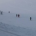 Als ich unterhalb des Couloirs nochmals gemütlich eine Pause machte, kamen mir die ersten Tourengänger entgegen.