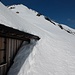 Beeindruckend, welch große Schneewehen sich an der Hütte gebildet haben ; hinten der Oberauer Risskopf