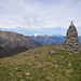 Der riesige Gipfelsteinmann auf dem Monte Ferraro