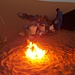 Das abendliche Feuer, auf dem auch gekocht wird, darf bei keinem Wüstenbiwak fehlen. Wenn Hammadi zum Diner dann noch in Asche und Sand frisch gebackenes Brot reicht, ist der Abend perfekt! 