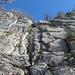 ... und unter eindrücklichen Felswänden hindurch