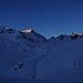 Die Sonne tüncht die Gipfel in's Licht.