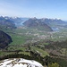vom Rotenflue-Chänzeli blickt man steil hinunter zur Alp Ober Stotzig Weid...