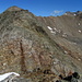 la cima Vallumbrina: si notano il filo spinato,e le casermette disseminate lungo il percorso e l'ultima sulla cima