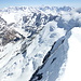Aussicht vom Gipfel in die von Gletscherspalten durchzogene Balmhorn N-Flanke, darüber Lötschentaler Breithorn bis Wetterhorn