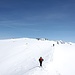<b>La cima più elevata, detta Wetterkreuzkopf (2591 m), è a NE della croce e dista qualche decina di metri. La maggior parte degli sciatori la trascura, preferendo quella con il più classico segno di vetta.</b>