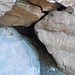 Auf einem kleinen Plateau in der Westwand des Eselfelsens befindet sich eine Felsspalte, durch die man auf die andere Seite des Felsens hinausklettern kann.