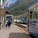 Im Bahnhof Re kreuzt ein Regio mit dem Treno Panoramico