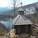 Die Rachelseekapelle, ca. 150 Meter über dem See. Innen ist sie nur mit einem einfachen Marienbild und zwei Bänken ausgestattet.