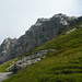 Vorgipfel von Norden: unter der Felswand kann ebenfalls zum Hauptgipfel ganz links gequert werden